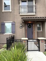 1381 W Middlefield Rd in Mountain View, CA - Building Photo