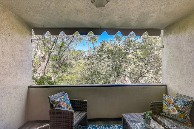 1935 Alpha Rd in Glendale, CA - Foto de edificio - Building Photo