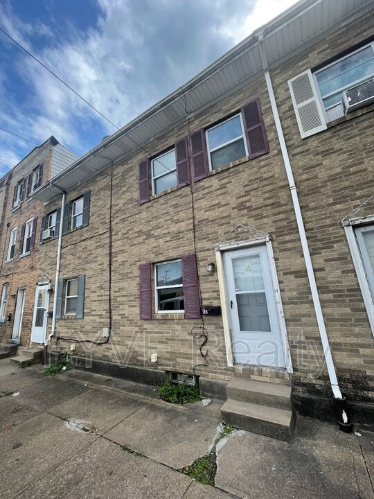 17 Helen St in Mckees Rocks, PA - Building Photo