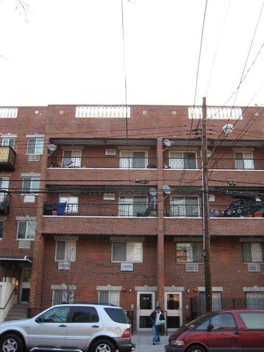 41-11 108th St in Corona, NY - Building Photo