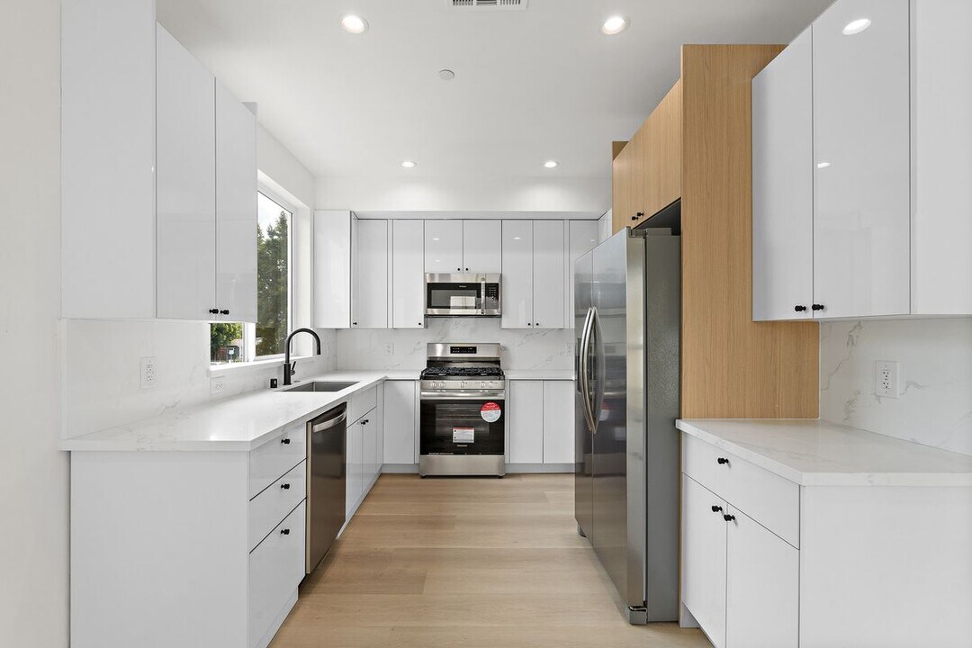 10742 Hortense St in Los Angeles, CA - Building Photo