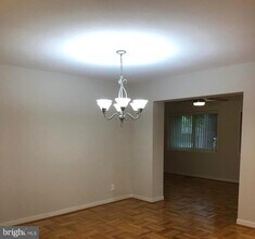 14 Stonehenge Cir in Pikesville, MD - Building Photo - Building Photo