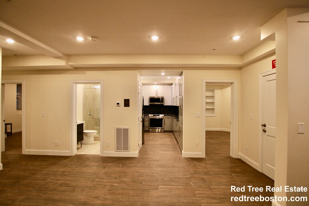 1675 Beacon St, Unit 1 in Brookline, MA - Foto de edificio