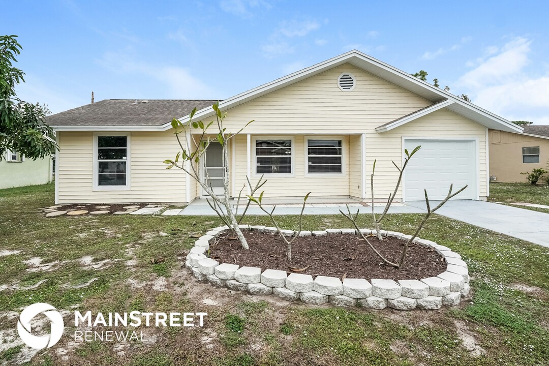 10720 Figtree Ct in Lehigh Acres, FL - Building Photo