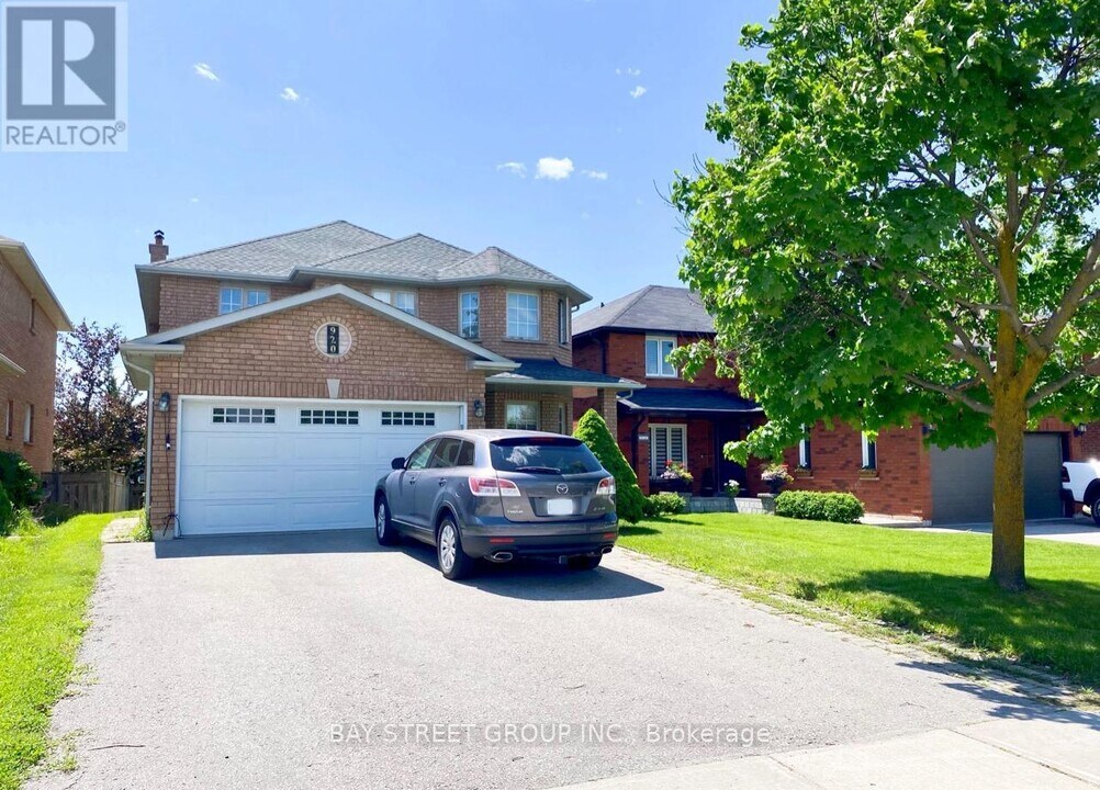 920 College Manor Dr in Newmarket, ON - Building Photo