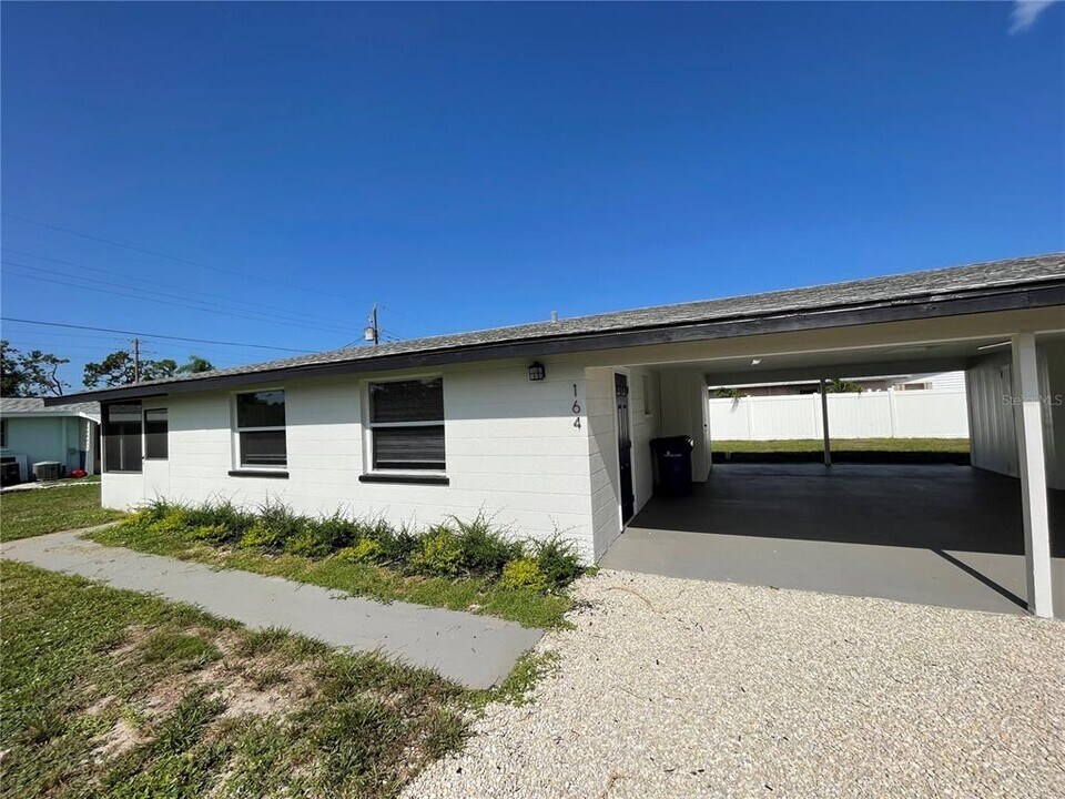 164 S New York Ave in Englewood, FL - Building Photo