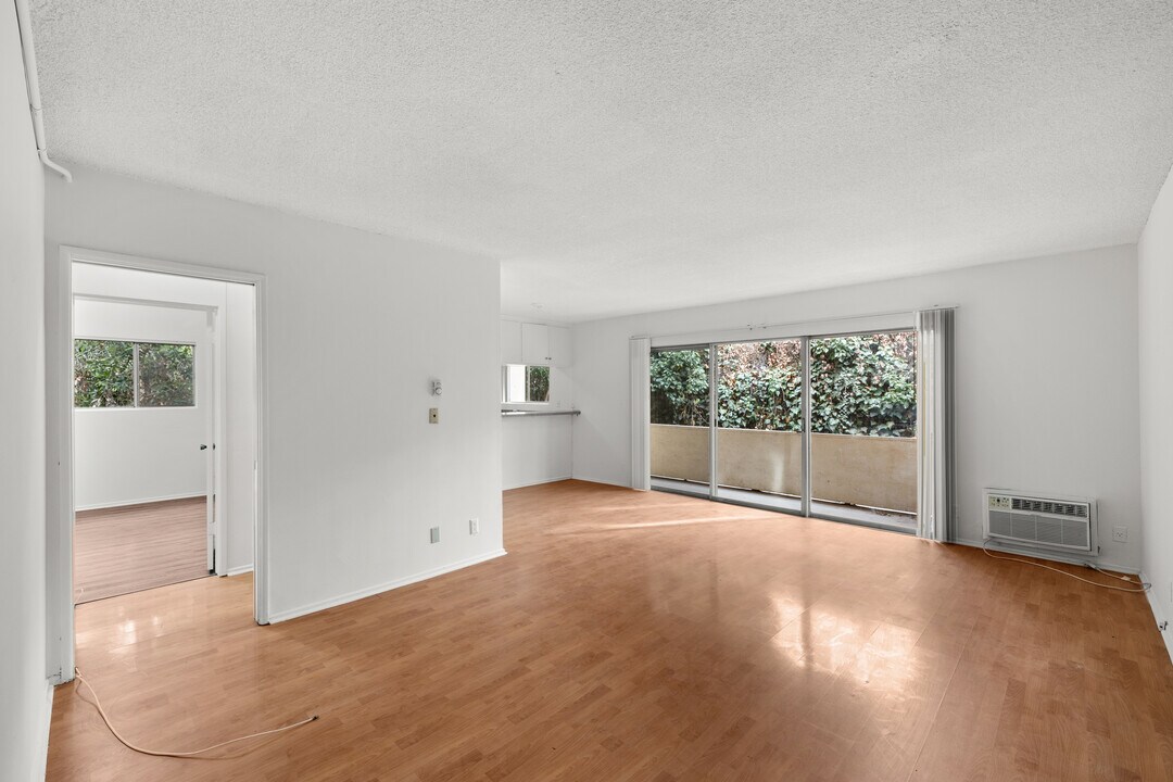 Hacienda Apartments in Los Angeles, CA - Building Photo