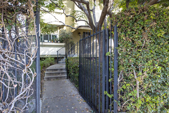 1554 N Hobart Blvd in Los Angeles, CA - Building Photo - Building Photo