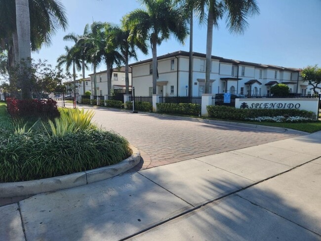 8199 W 36th Ave in Hialeah, FL - Building Photo - Building Photo