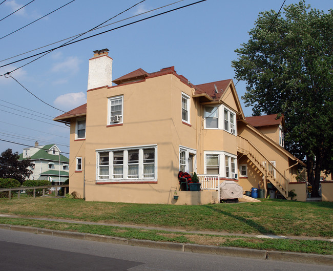 2 E Thompson Ave in Gloucester City, NJ - Foto de edificio - Building Photo