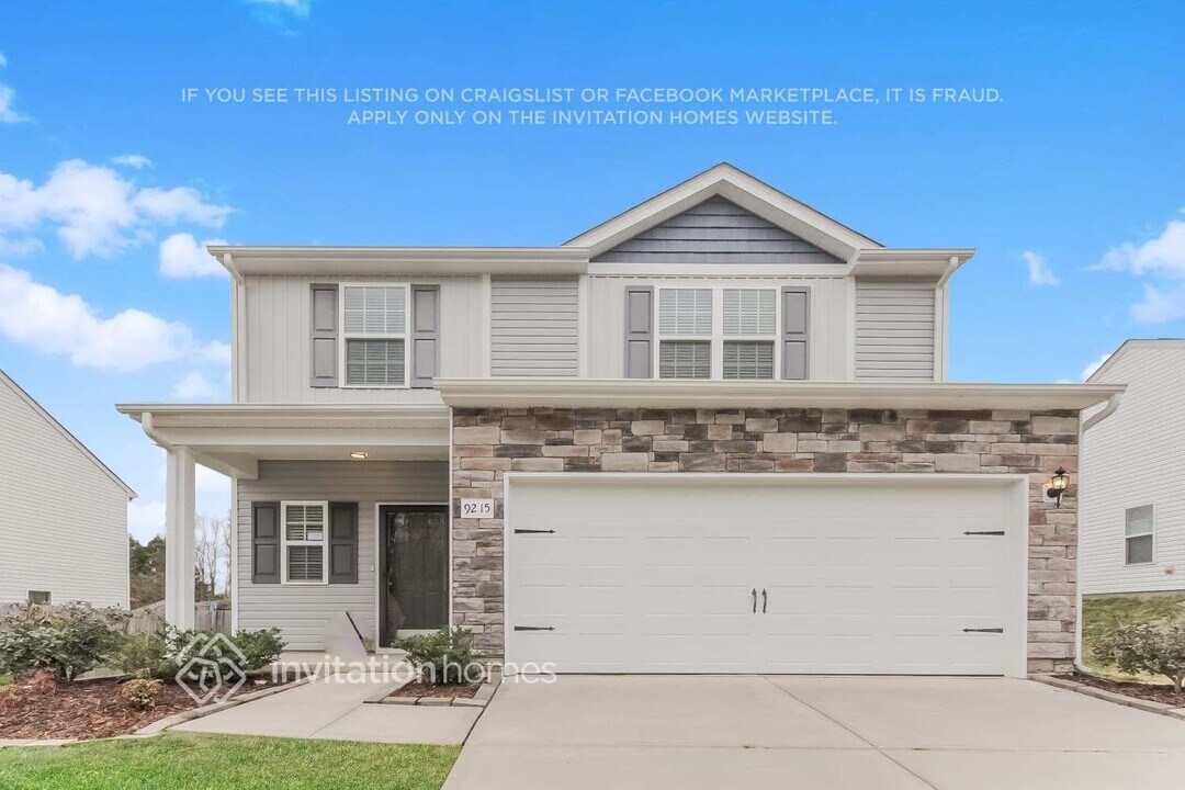 9215 Avery Meadows Dr in Charlotte, NC - Building Photo