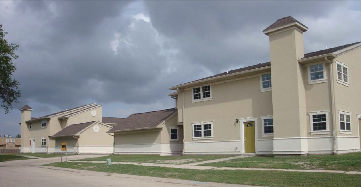 8540 Huntington Park Dr in New Orleans, LA - Foto de edificio