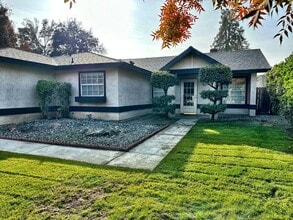 5145 W Iris Ct in Visalia, CA - Building Photo - Building Photo