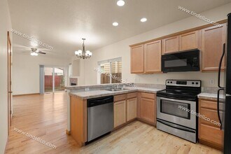 9205 N Macrum Ave in Portland, OR - Foto de edificio - Building Photo