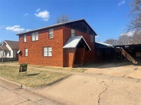 909 Court Ave in Clinton, OK - Building Photo