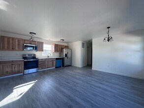 16818 SE Market St in Portland, OR - Building Photo - Building Photo