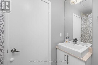 65 Bremner Blvd in Toronto, ON - Building Photo - Building Photo