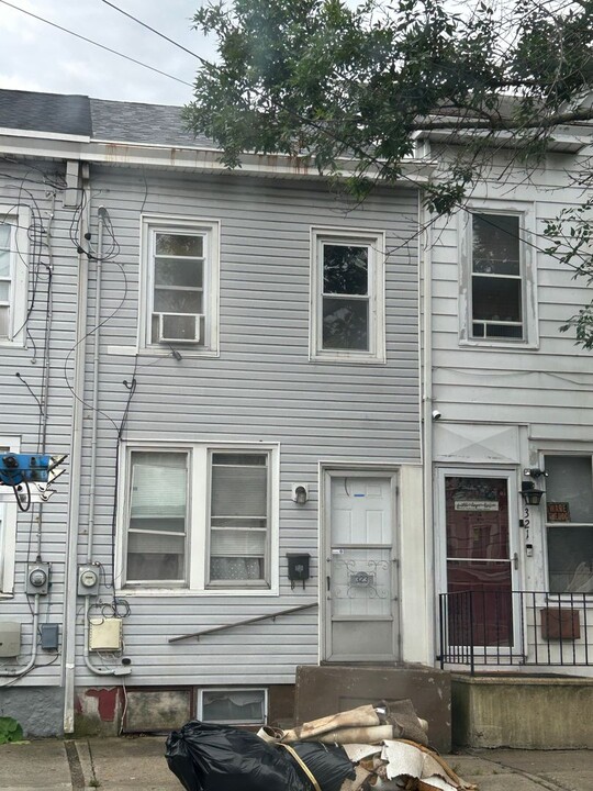 323 Cummings Ave in Trenton, NJ - Building Photo