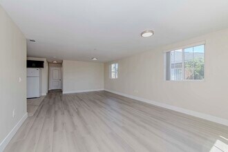 8711 McKinley Pl, Unit 8711 McKinley Place LA in Los Angeles, CA - Foto de edificio - Building Photo