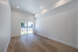 242 N Dillon St in Los Angeles, CA - Building Photo - Building Photo