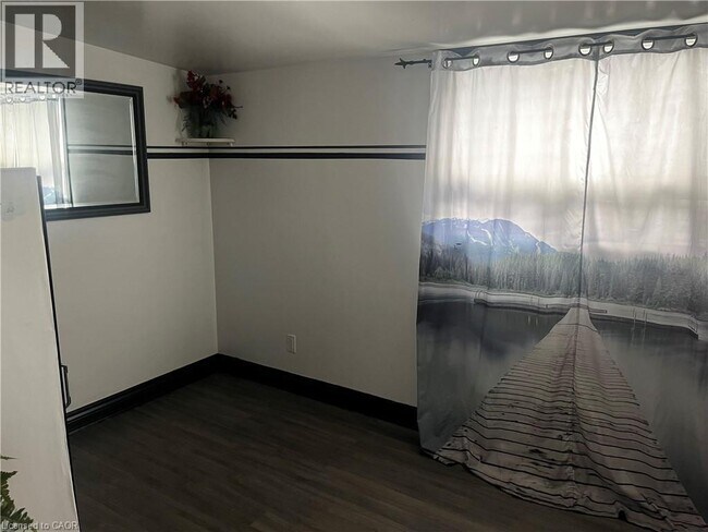 282 Emerald St N in Hamilton, ON - Building Photo - Building Photo