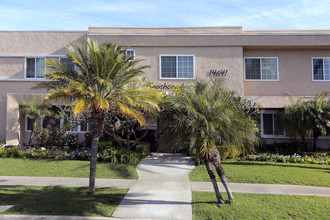 The Beachcomber Apartments in La Mirada, CA - Building Photo - Building Photo