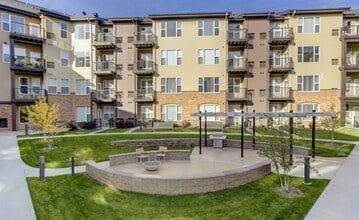 The Legends at Silver Lake Village 55+ Apartments in St. Anthony, MN - Foto de edificio - Building Photo