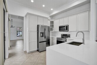 8387 NW 38th St in Pembroke Pines, FL - Foto de edificio - Building Photo
