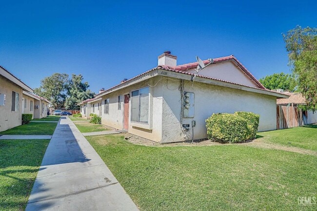 4418 White Ln in Bakersfield, CA - Building Photo - Building Photo