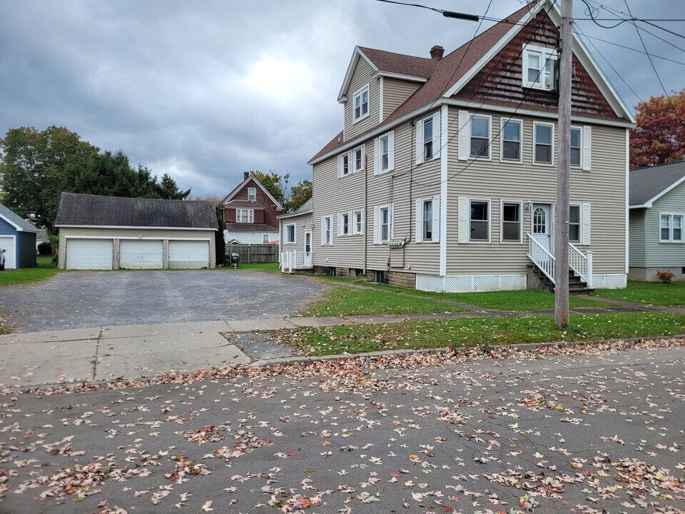 41 White St, Unit 3 in New York Mills, NY - Building Photo