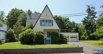 6 Cottage Pl in Allendale, NJ - Building Photo