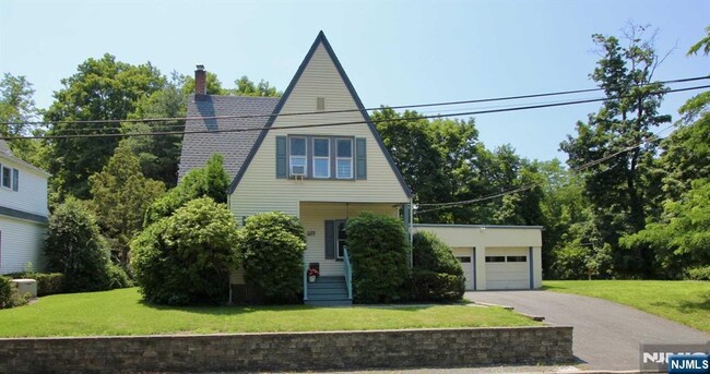 property at 6 Cottage Pl