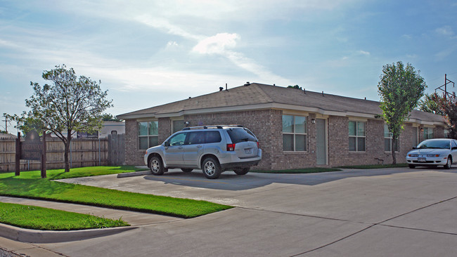 Amberwood in Lubbock, TX - Building Photo - Building Photo