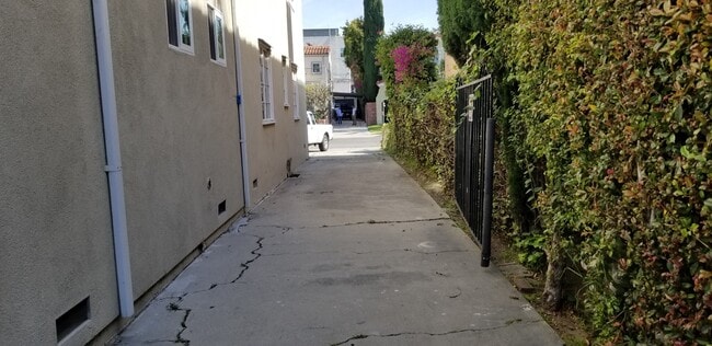 8408 W 4th St, Unit 8408 in Los Angeles, CA - Foto de edificio - Building Photo