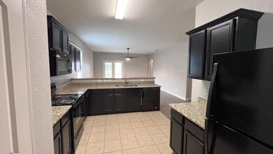 7063 Capeshaw in San Antonio, TX - Building Photo - Building Photo