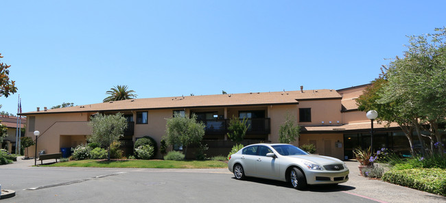 F A H A Manor in Sonoma, CA - Foto de edificio - Building Photo