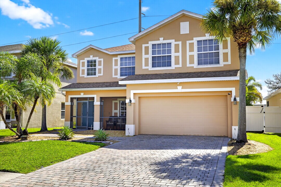 8250 Silver Birch Way in Lehigh Acres, FL - Foto de edificio