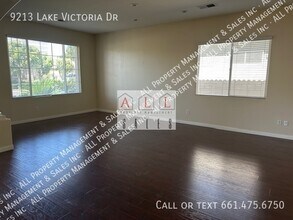 9213 Lake Victoria Dr in Bakersfield, CA - Building Photo - Building Photo