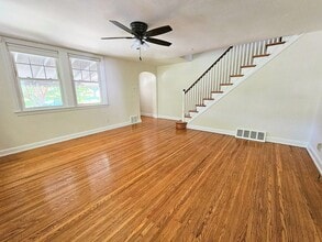 738 E Railroad Ave in Bryn Mawr, PA - Foto de edificio - Building Photo