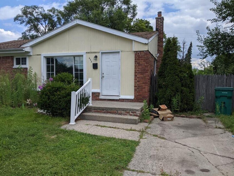 633 Nash Ave in Ypsilanti, MI - Building Photo