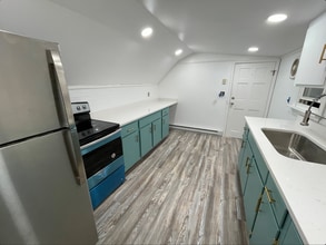 112 W Main St, Unit 3 in Marlborough, MA - Foto de edificio - Building Photo