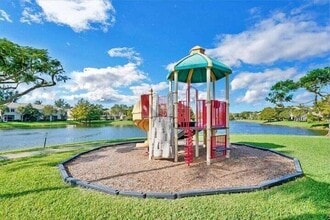 5219 Palmbrooke Cir in West Palm Beach, FL - Building Photo - Building Photo