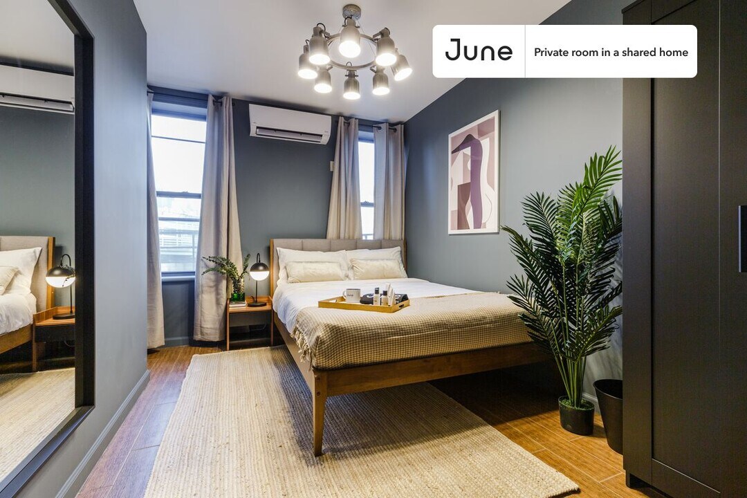 Private bedroom in 3 bed/1 bath Home in New York, NY - Building Photo