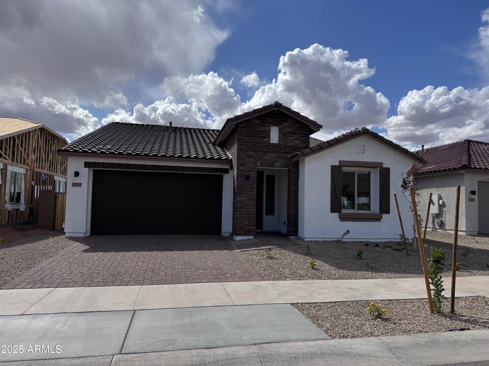 24002 N 148th Dr in Sun City West, AZ - Foto de edificio