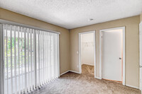 La Vista Oaks Apartments in Tampa, FL - Building Photo - Building Photo