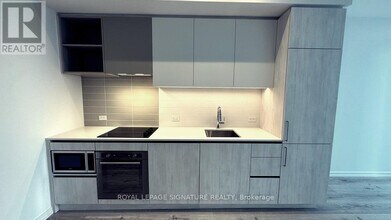 7890 Jane St in Vaughan, ON - Building Photo - Building Photo