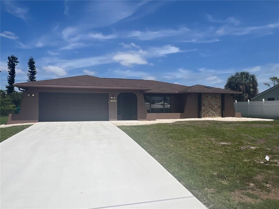 21212 Burkhart Dr in Port Charlotte, FL - Building Photo