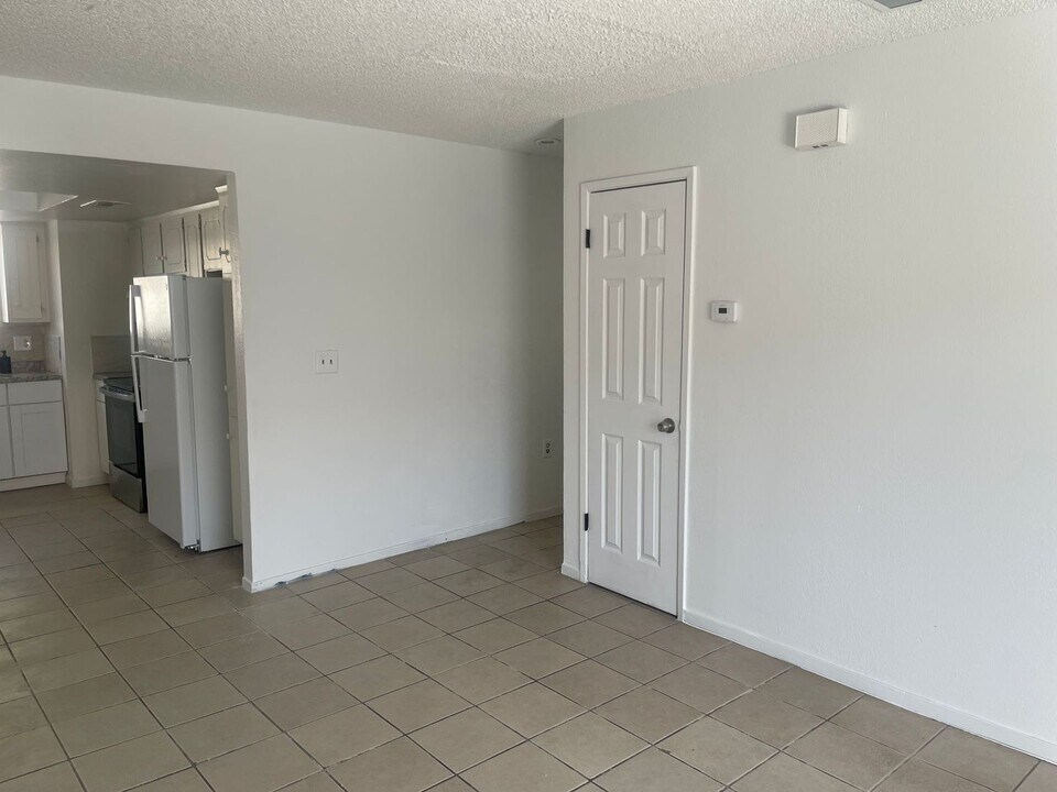 124 E Amador St in Fresno, CA - Building Photo