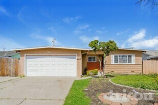 402 E Pacific Ave in Fairfield, CA - Building Photo