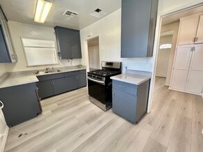 10466 Mapledale St in Bellflower, CA - Building Photo - Building Photo